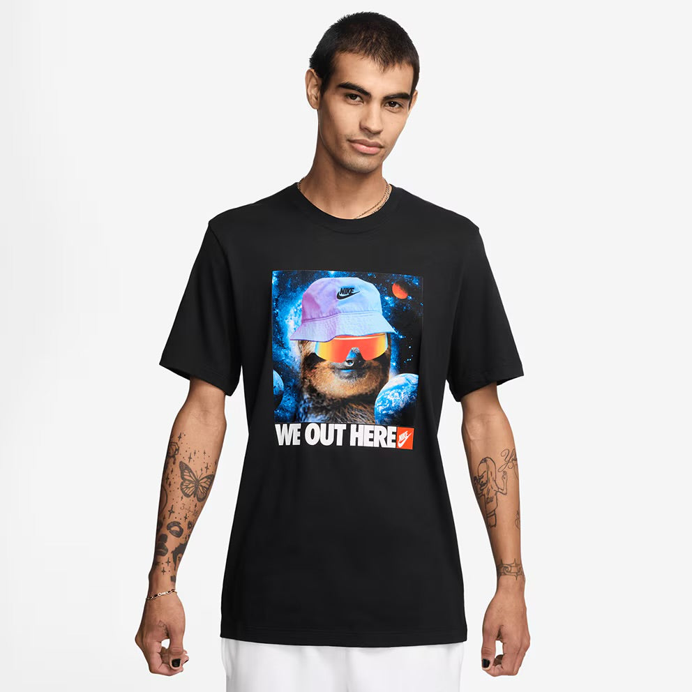 T-Shirt Nera Con Grafica We out here NIKE-UOMO